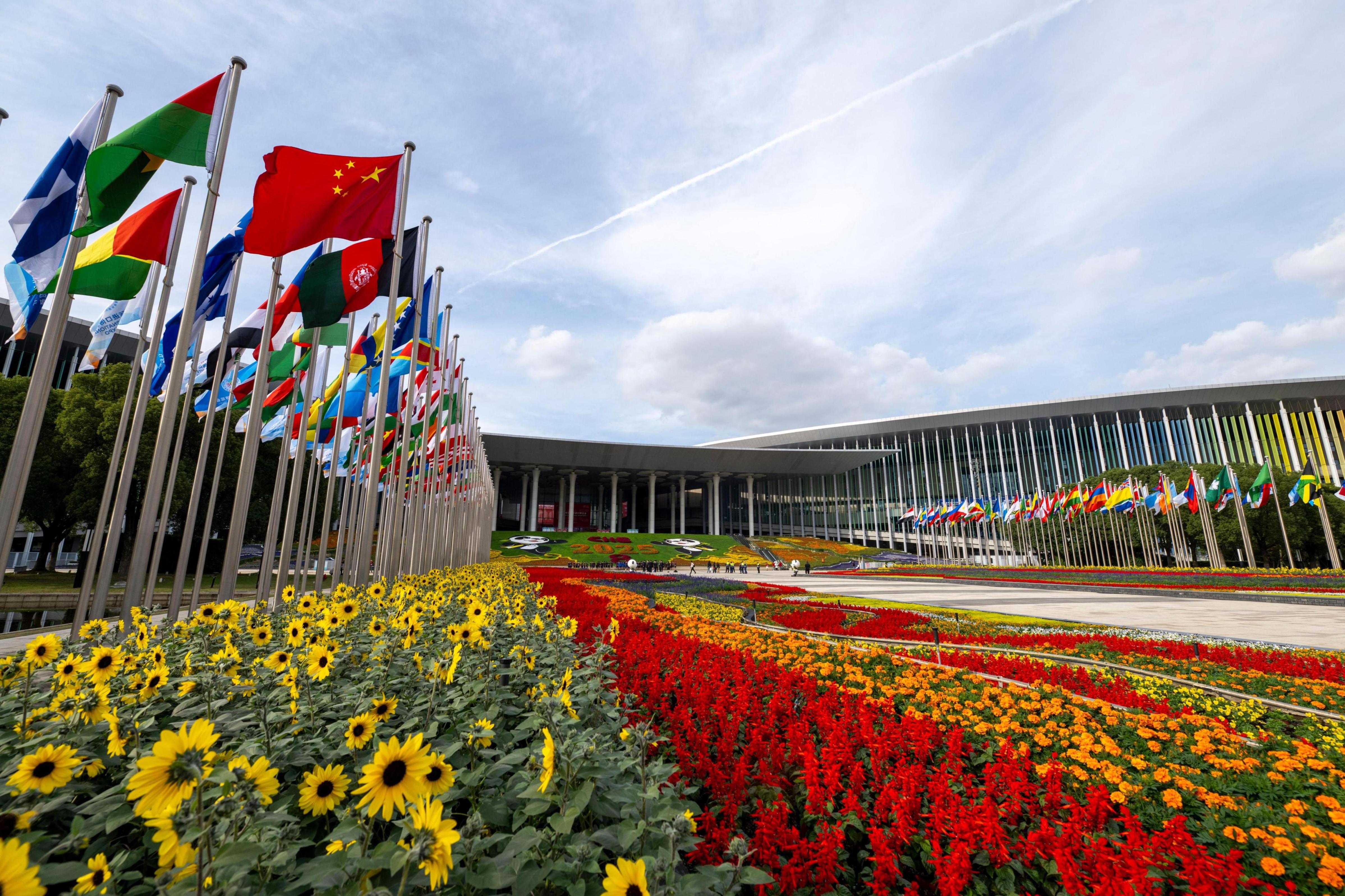 写在第八届进博会开幕之际:以开放的“确定性”彼此成就 11月3日,第八届中国国际进口博览会举办场地——国家会展中心(上海)南广场。人民网记者 翁奇羽摄