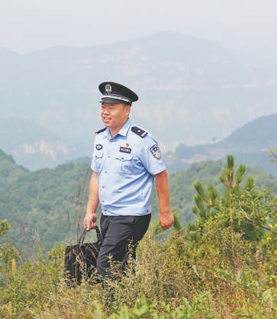 群众来电,他总说“好,我马上到”(党旗在基层一线高高飘扬)