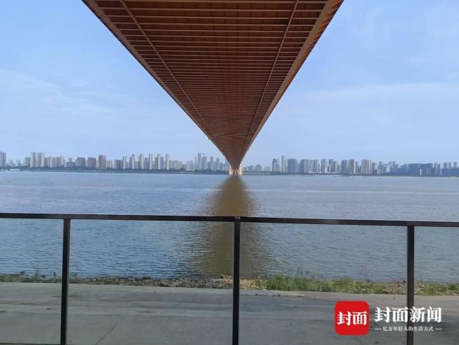 武汉杨泗港大桥打卡点护栏已拆除