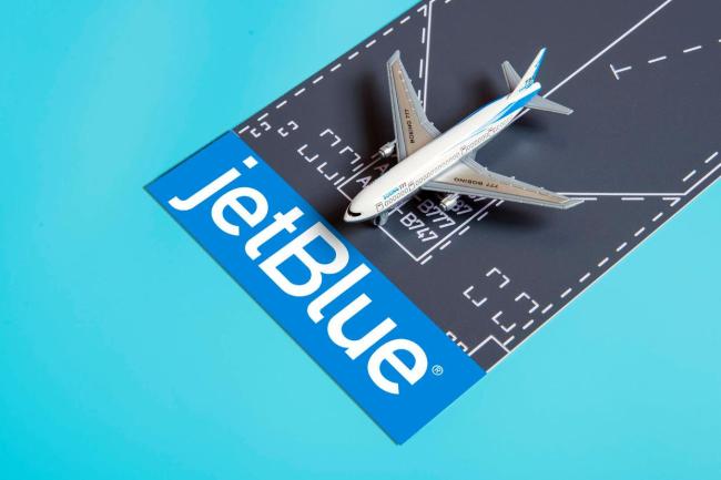 美国一客机急坠迫降 15人受伤