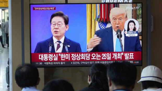 韩国电视台报道美韩峰会消息。 韩国电视台报道美韩峰会消息。