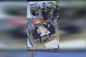 母子就餐没有座位 男孩主动让座 暖心举动获赞