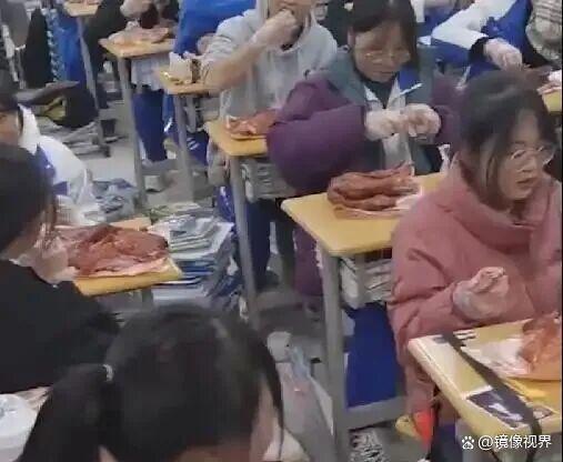 班级考全校第一 历史老师请吃烤鸭