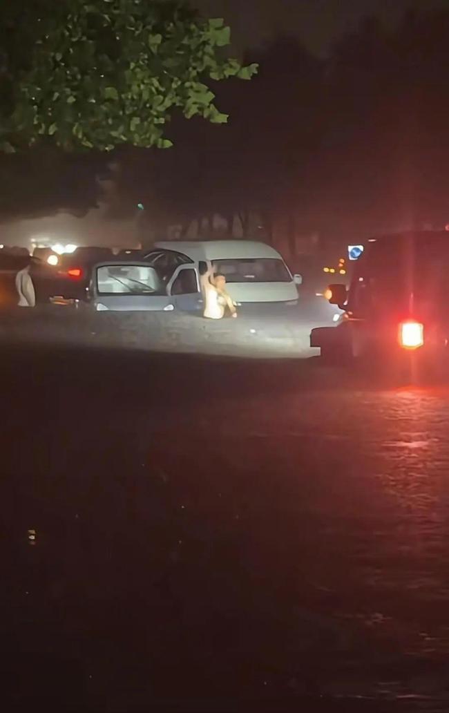 潍坊暴雨男子连救5车