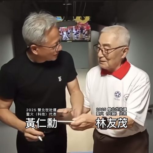 黄仁勋为104岁羽球员签名请教长寿秘诀 黄仁勋为104岁羽球员签名请教长寿秘诀