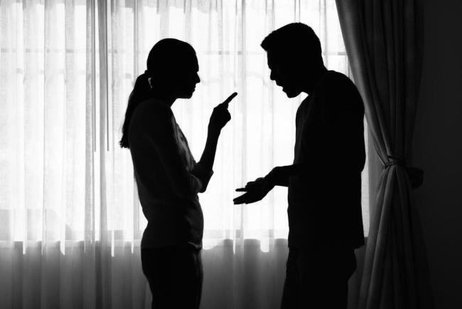 丈夫还手扇妻子致其轻伤 法院判了