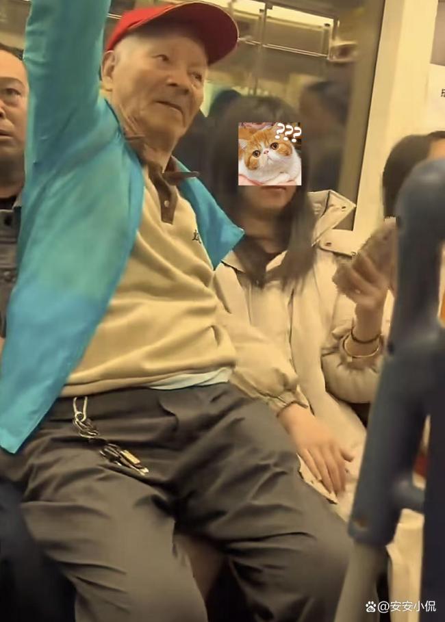 上海地铁回应老人强行坐女生腿上