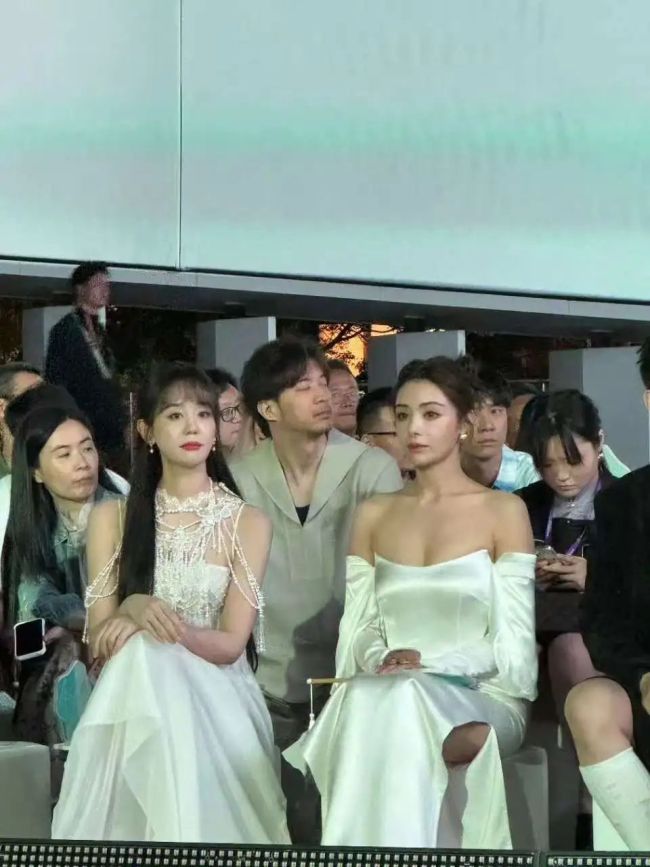 海陆麦迪娜同框 童年和现在重叠了