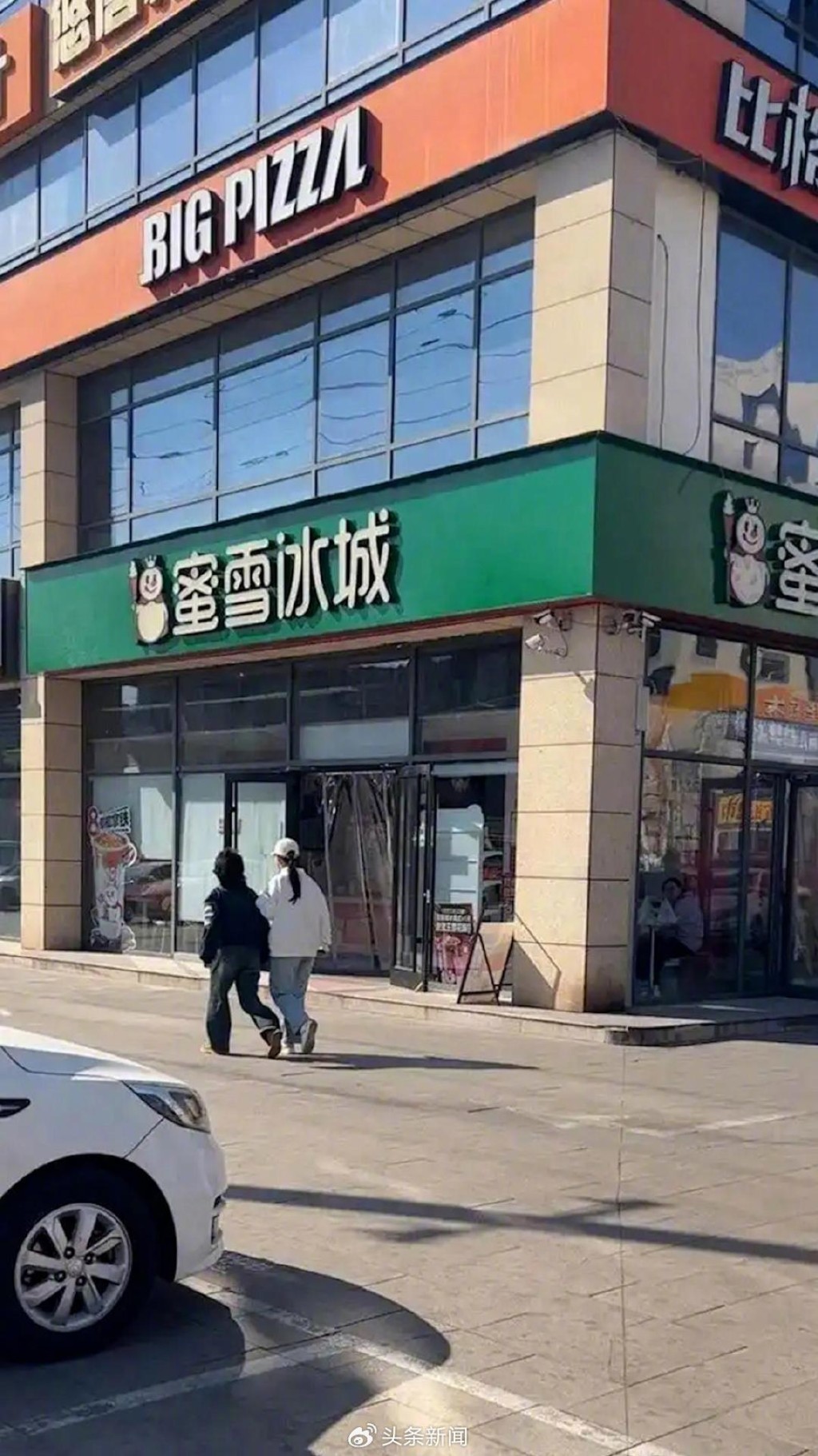三河当地的“密雪冰城”招牌红变绿。 三河当地的“密雪冰城”招牌红变绿。