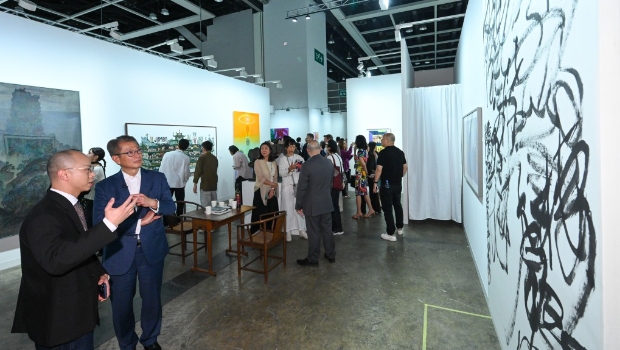 陈茂波在艺术展上参观不同作品。陈茂波网志