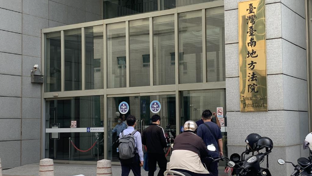 男大生偷拍300多部女子如厕片