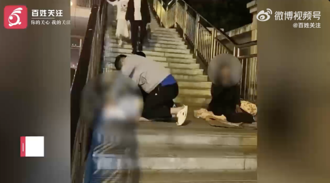 男子深夜在天桥上咬伤流浪汉：致其耳朵出血