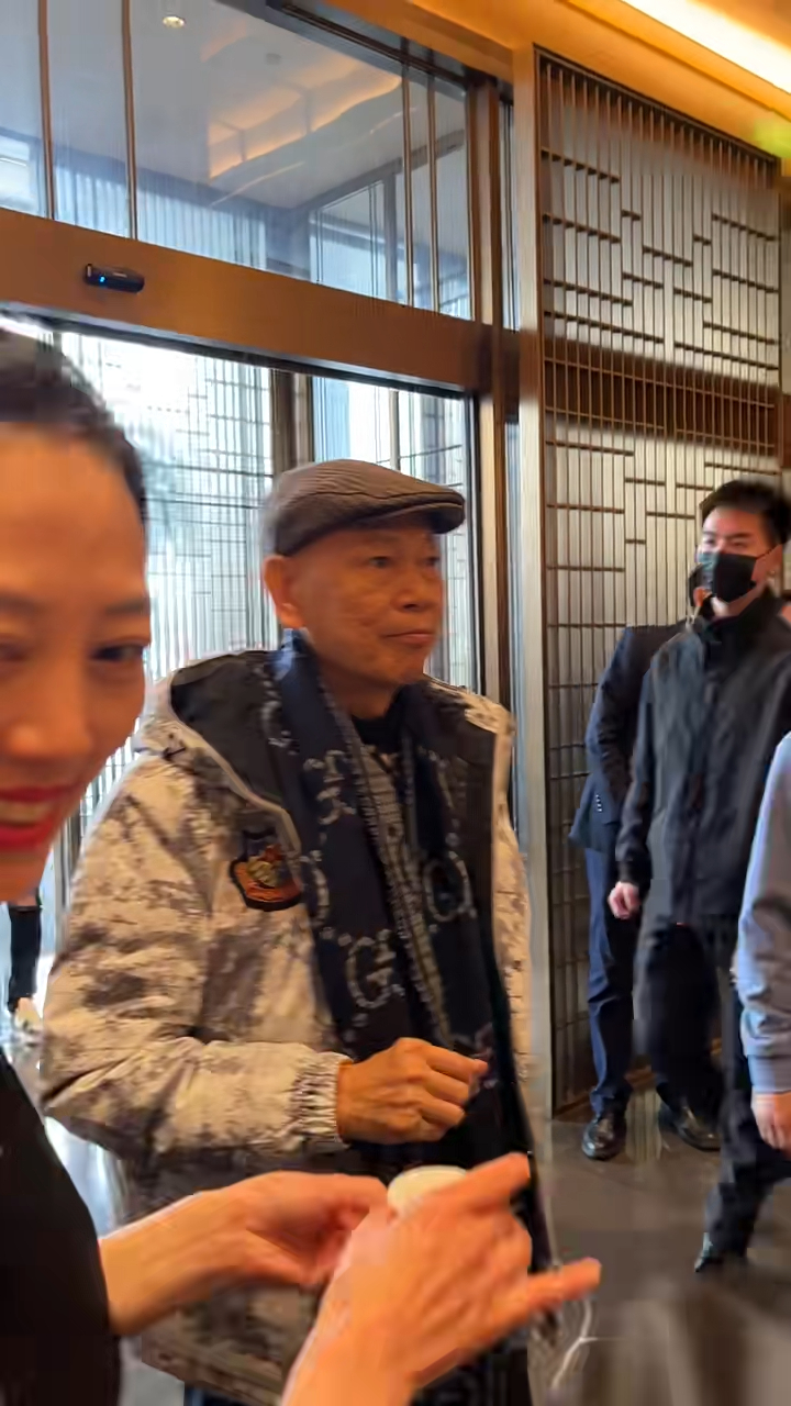 有网民在小红书上发佈了一段于活动巧遇罗家英的影片 有网民在小红书上发佈了一段于活动巧遇罗家英的影片
