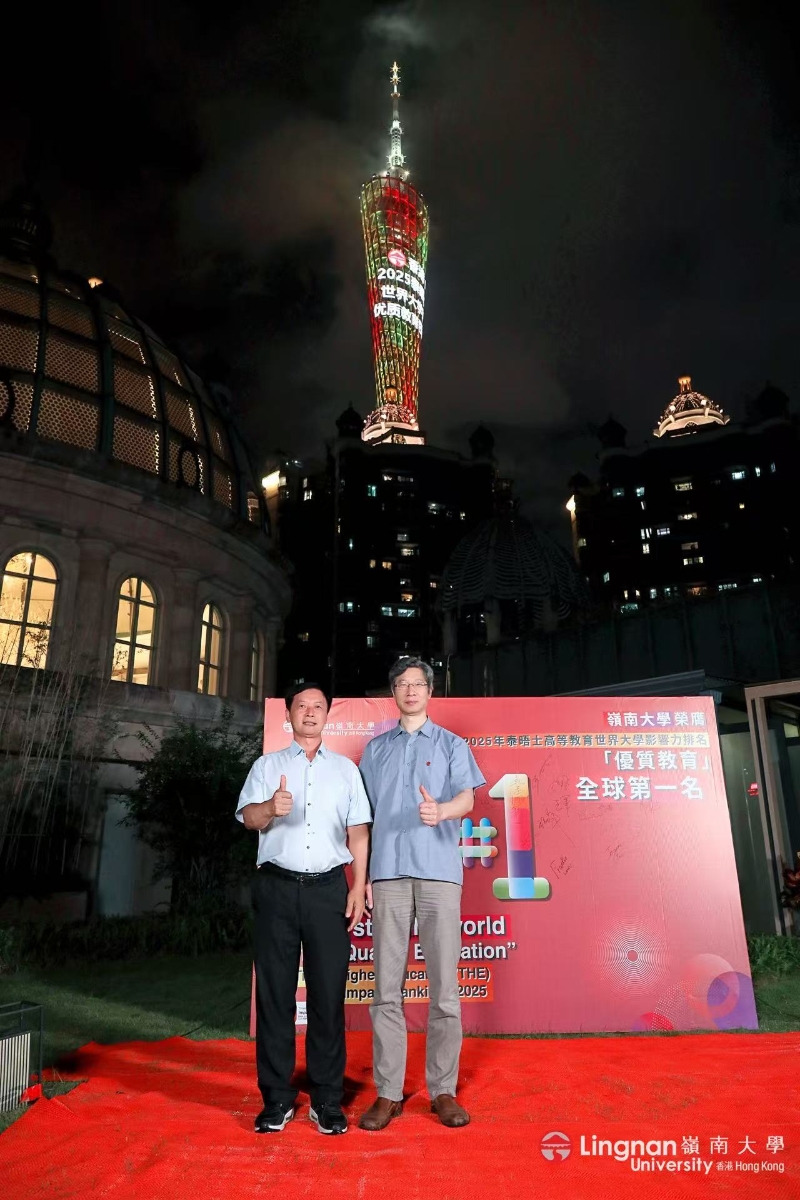 左：副校长（研究及创新）及唐天燊机器学习讲座教授姚新教授