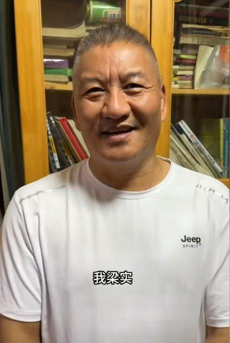 记者用唐尚珺打趣梁实：他越考越高！