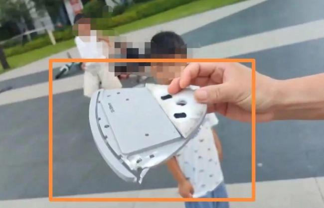 玻璃擦疑从40多层楼坠落 女子被砸