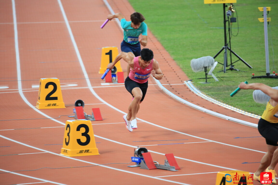 11月20日，十五运会田径男子4×100米接力决赛，苏炳添代表广东队出战。摄影 南方网、粤学习记者 刘竞宇