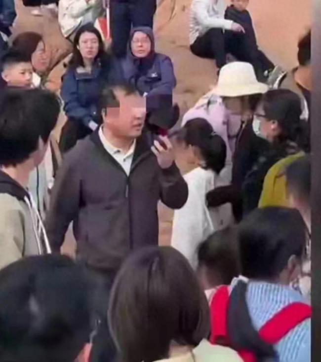 男子海边与孩子失散急到扇自己巴掌