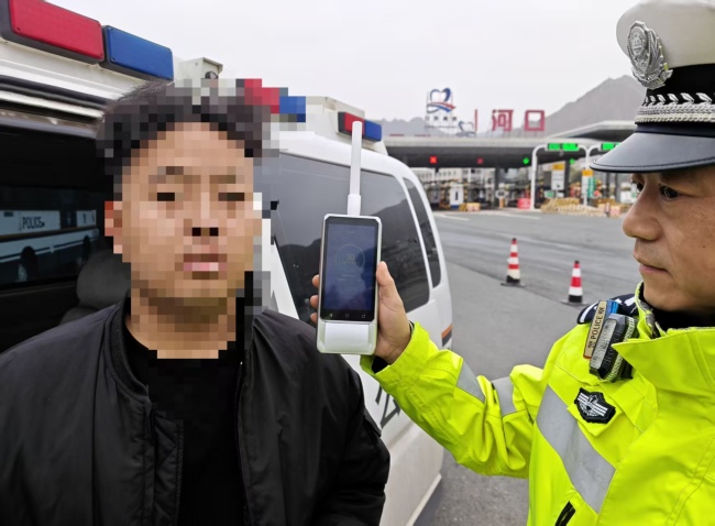 交警1分钟内查获两起酒驾