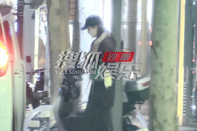 刘亦菲美容院被偶遇 皮肤白皙紧致，手提一只绿色小包！