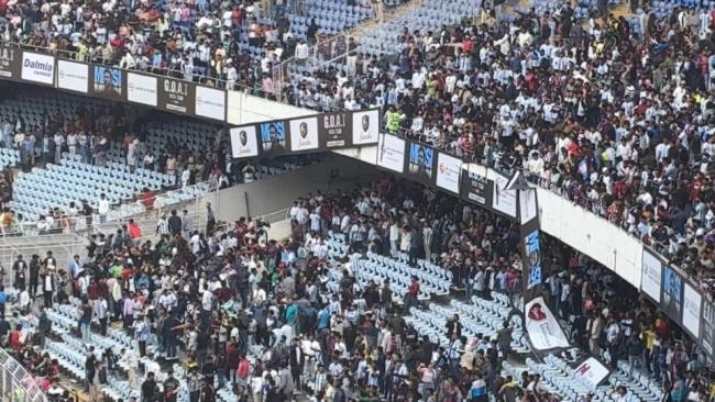 印球迷不满梅西只待10分钟暴怒砸场