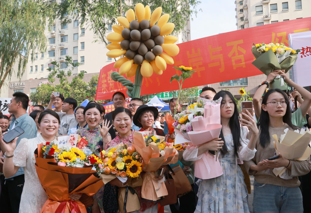 6月10日,考生亲友在山东省临沂市第二中学考点外等候。当日,2025年全国高考落幕。新华社发(许传宝摄)