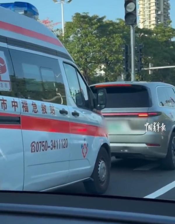 小车拒不礼让救护车被罚