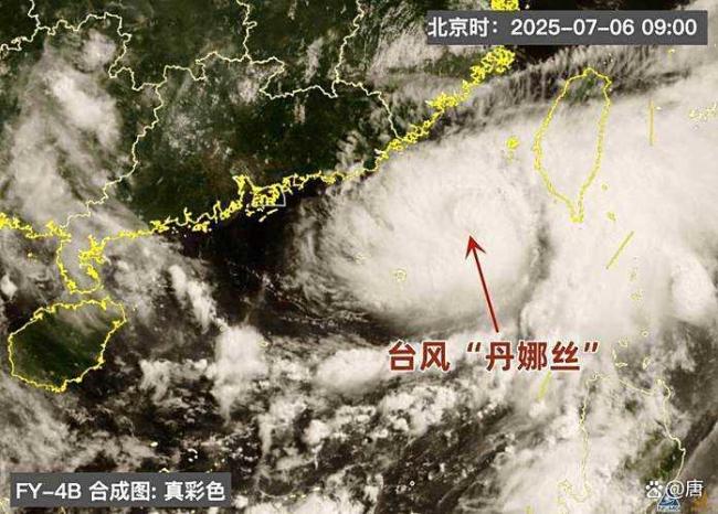 台湾省一广告牌被台风“丹娜丝”腰斩