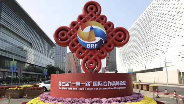 今年上半年，中国在一带一路国家的建筑合同和投资总额已超去年全年。