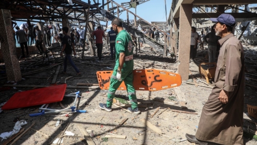 以军空袭加沙海滨咖啡馆，造成至少24人死亡。 新华社