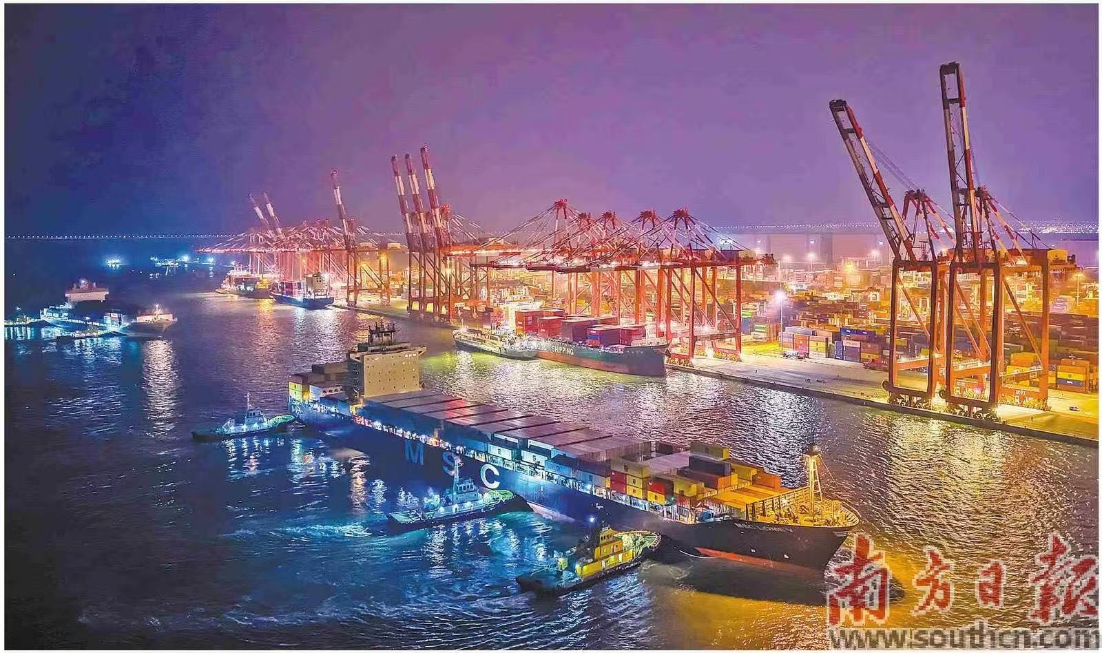 12月6日凌晨，地中海航运南美航线Alpaca特快航线首航船顺利靠抵广州港南沙三期码头。广州港集团供图