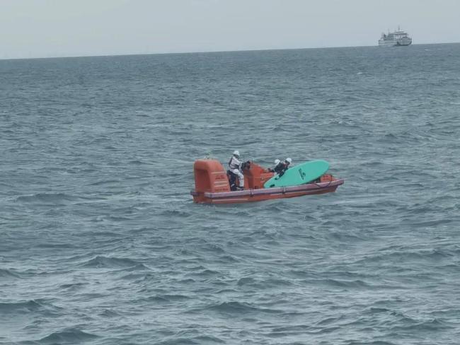男童台风天海上漂流5小时获救