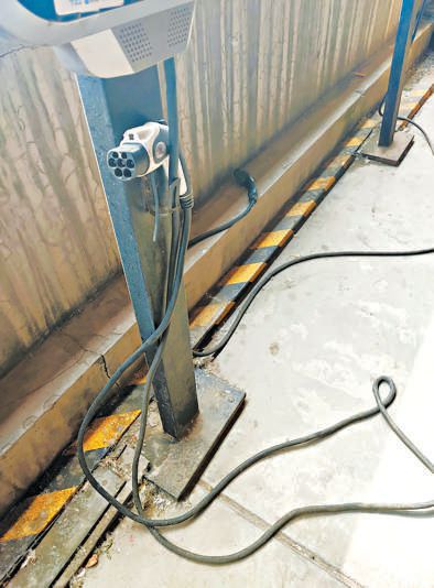 部分“僵尸”充电桩长期废弃或闲置 该由谁清理?