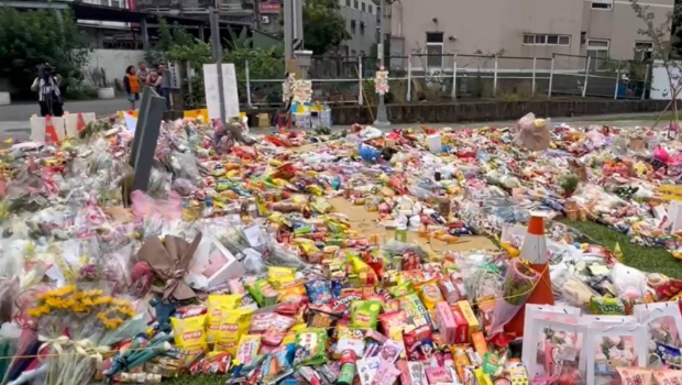 大量民众到现场致祭,令草地铺满零食。 大量民众到现场致祭,令草地铺满零食。