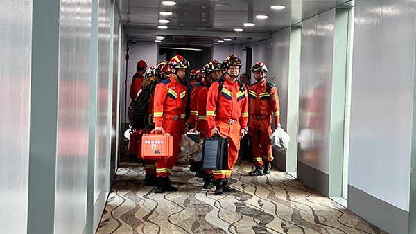 中国云南救援医疗队抵达缅甸仰光，为首支抵达的国际救援队。 央视图片