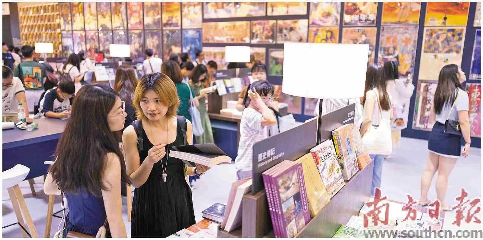 读者们在书香节现场挑选自己喜爱的书籍。南方日报记者 梁钜聪 摄