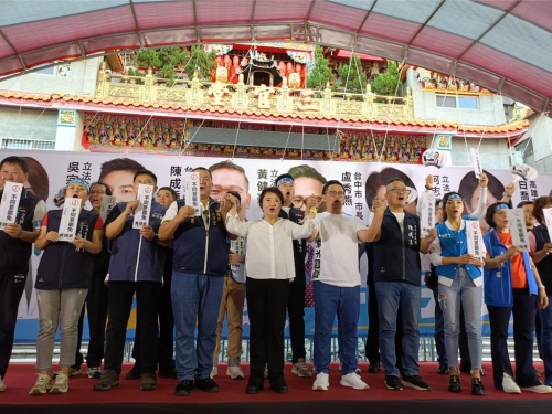 台中市长卢秀燕（左五）13日马不停蹄辅选，傍晚回防台中北屯本命区，替“立委”黄健豪（右五）宣讲。