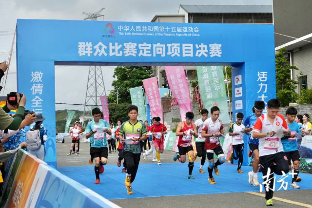 第十五届全国运动会首个群众赛事活动决赛鸣枪开跑。冯洁云 摄 第十五届全国运动会首个群众赛事活动决赛鸣枪开跑。冯洁云 摄