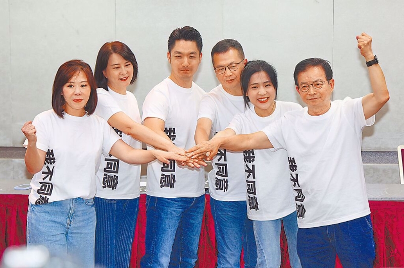 台北市长蒋万安（左3）出面力挺国民党“立委”赖士葆（其余右起）、徐巧芯、罗智强、王鸿薇、李彦秀。