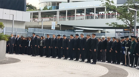 李家超等为火灾罹难者默哀3分钟