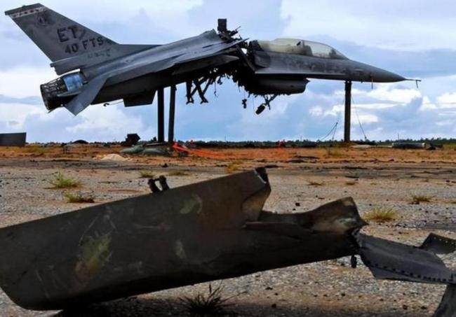 美军一F16战机坠毁