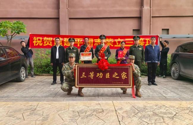 休假军士救人立功喜报送上家门