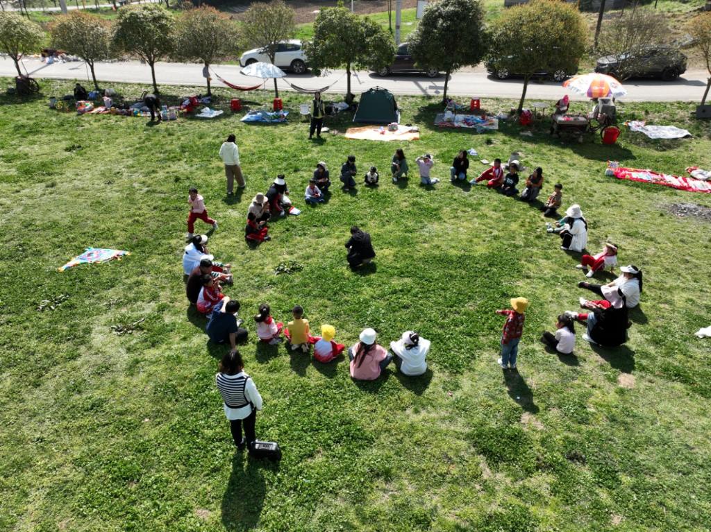 2025年春假期间，湖北恩施州利川市第三民族实验小学组织学生和家长一起放风筝。（图片来源：利川市融媒体中心）