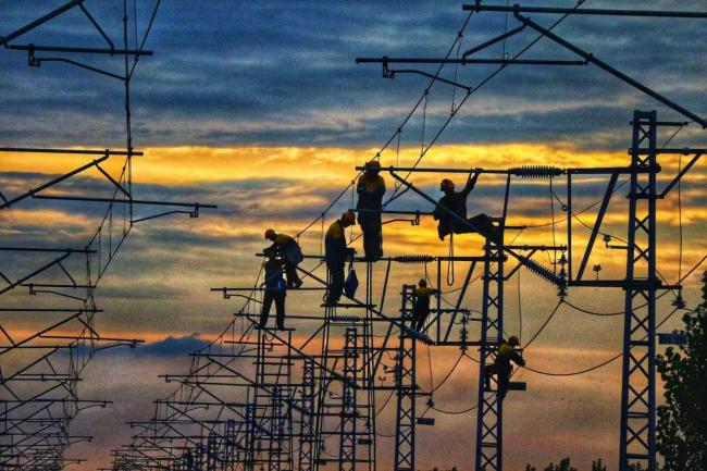 高空电力工人丝滑“速降”检修