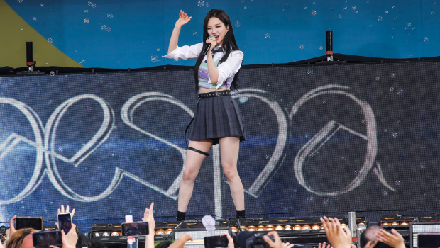 韩国女团 aespa 成员 Karina 于 2022 年 7 月 8 日在纽约中央公园参加 ABC夏日音乐会系列演出。 韩国女团 aespa 成员 Karina 于 2022 年 7 月 8 日在纽约中央公园参加 ABC夏日音乐会系列演出。