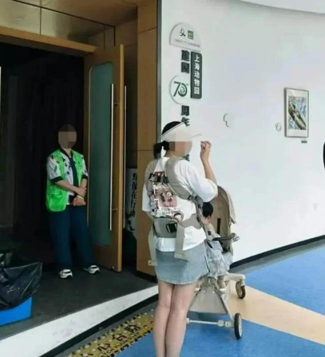 父母喂10月龄婴儿喝奶瓶被赶,上海动物园道歉