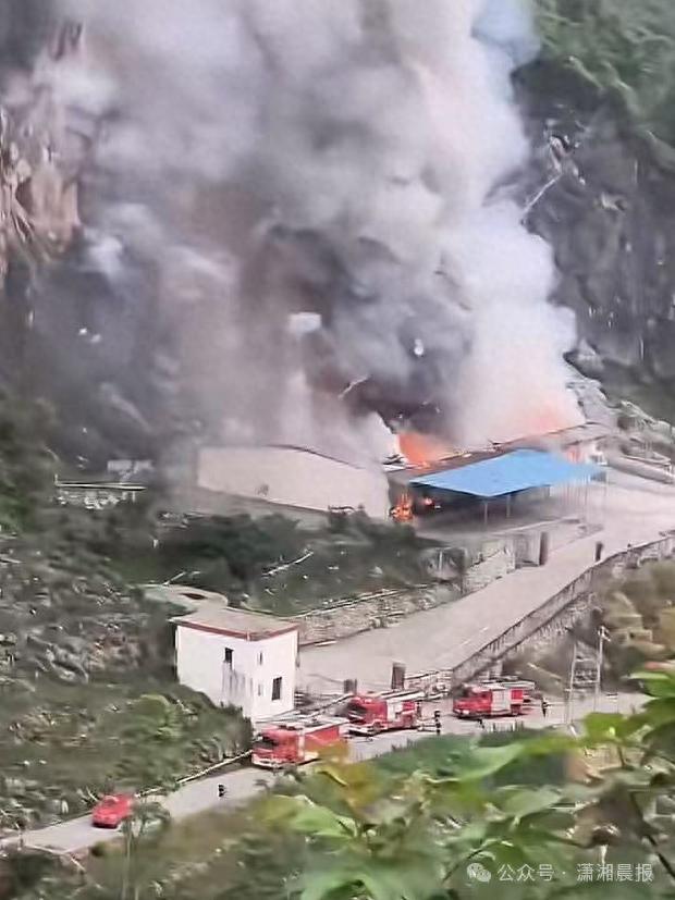 一鞭炮仓库被落石砸中爆炸