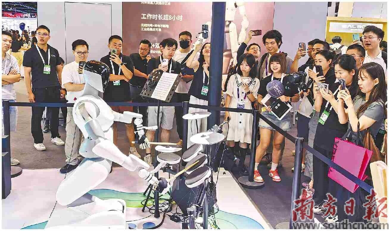 粤产人形机器人在世界人工智能大会现场打架子鼓。受访者供图