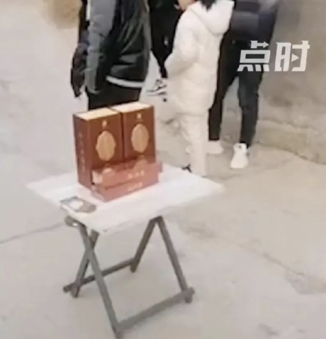 婚车被拦截索要50条烟 新人打车离去 闹喜变闹事