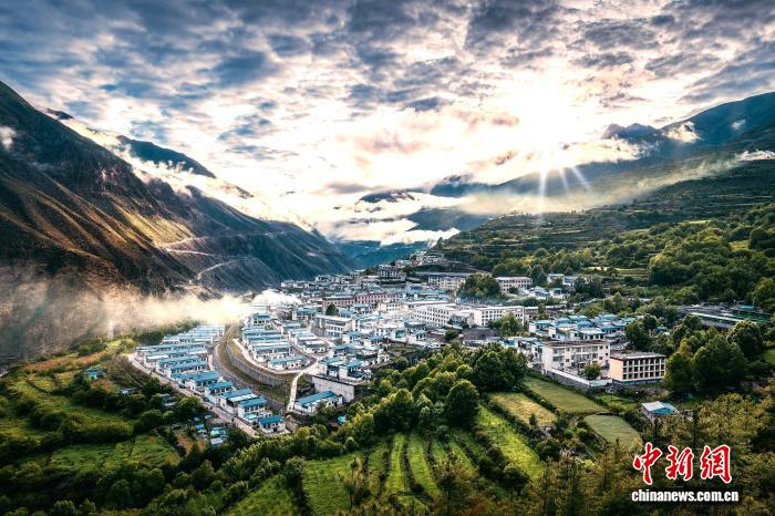 西藏边陲拉康镇：民宿花开，绽放乡村振兴新活力